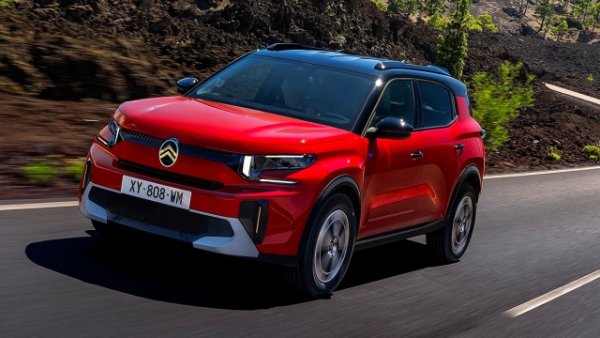 Главният герой е гамата C3, която споделя модулната платформа Smart Car с новия Fiat Grande Panda. Но същевременно запазва различна естетическа индивидуалност, насочена към максимална простота в линиите на 402 см дълъг градски SUV, обогатен с някои детайли, които припомнят вкуса на френската марка. 

Същата механична основа важи и за новия  Citro&euml;n C3 Aircross, малък SUV с дължина 439 см. Наличен е с бензинов двигател 1.2 със 100 к.с., но също и мек хибрид със 136 к.с., както и електрически мотор със 113 к.с. За 2025 г. Citro&euml;n очаква новото поколение среден SUV C5 Aircross , чиято първа поява в Париж не е изключена.